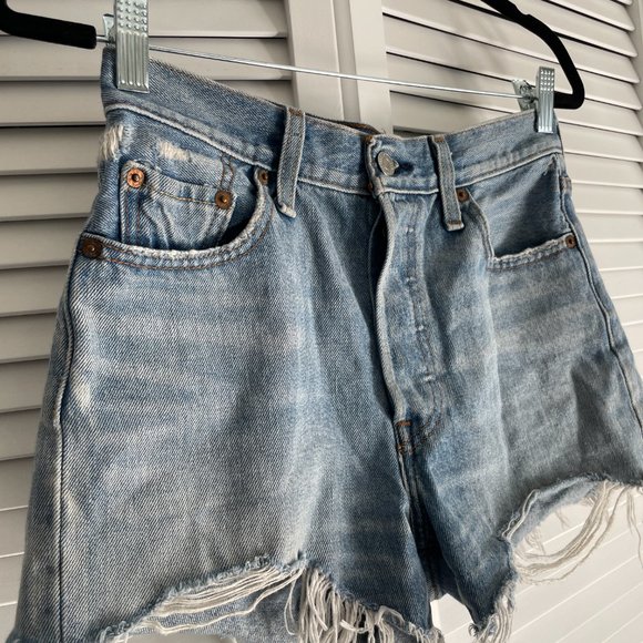 Levis Distressed High Waisted Shorts - Size 25 - Picture 2 of 4